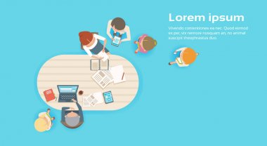 İş adamları birlikte yaratıcı ekibi en iyi açılı görünüş beyin fırtınası çalışma grubu