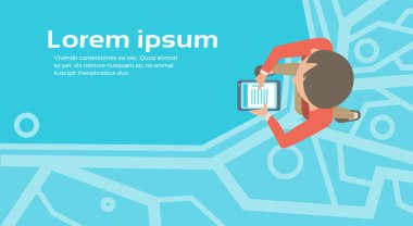 İş adamı kullanarak dijital Tablet bilgisayar en iyi görüş açısı, işadamı ekran Online konsepti dokunma