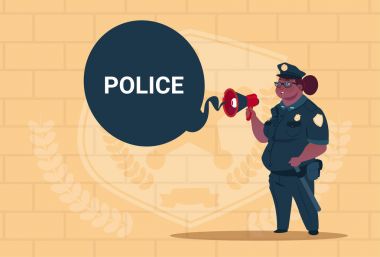 Afro-Amerikan polis kadın eylem tek tip kadın koruma mavi tuğla zemin üzerine giydiği beyaz tahta üzerinde planlama