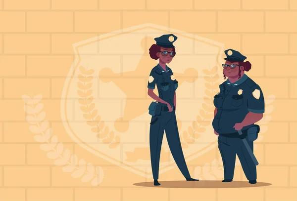 Δύο γυναίκες αφρικανικής αμερικανική αστυνομία φορώντας στολή θηλυκές φρουρές σε φόντο μπλε τούβλα — Διανυσματικό Αρχείο