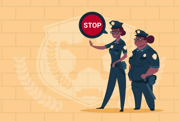 Kadın gardiyanlar mavi tuğla zemin üzerine kırmızı giyen tutarak iki Afro-Amerikan polis kadın üniforma — Stok Vektör