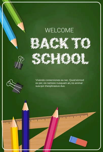 Willkommen zurück zum Schulposter Buntstifte Bleistifte und Lineale auf Kreidetafel Hintergrund — Stockvektor