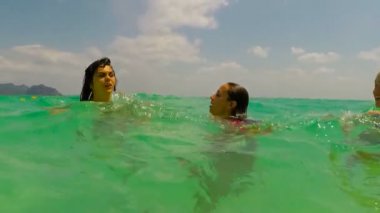 Üç kız deniz eylem kamera Pov genç kadın mavi su içerisinde güzel kumsalda söz, Yüzme
