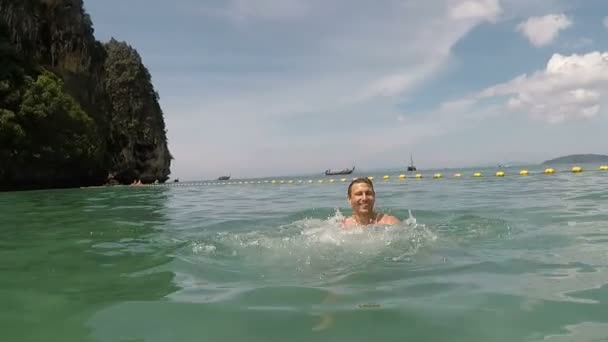 Heureux l'homme nageant dans l'eau de mer action caméra pov de jeune homme sur belle plage — Video