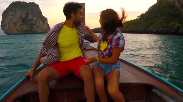 Pár na dlouhý ocas loď nos při západu slunce Pov, mladý muž a žena přijímání turistů Mix závod na dovolené — Stock video