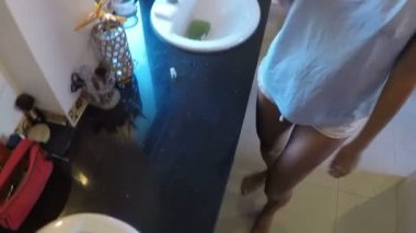 Çift banyoda diş Pov neşeli adam ve kadının sabah hijyen yapması fırçalama