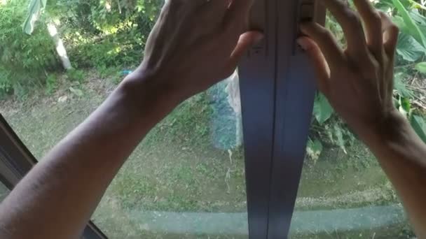 Muž otvíratelná okna s výhledem na pralesy Pov — Stock video