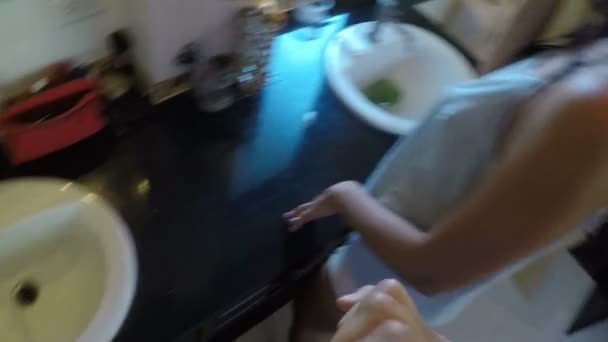 Пара в ванной чистки зубов POV веселый мужчина и женщина делает утром гигиены — стоковое видео
