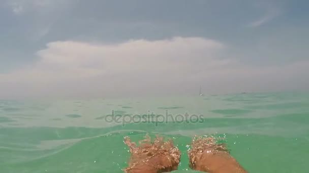 Homme Natation En Mer Avec Caméra D'action Point De Vue De L'eau — Video