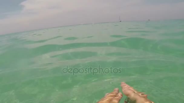 Homme Natation En Mer Avec Caméra D'action Point De Vue De L'eau — Video