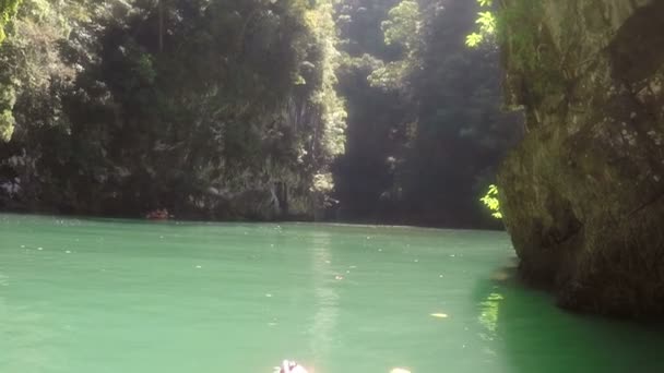 Indah Lagoon Pemandangan Dari Kayak Bergerak Antara Gunung Action Camera Titik Pemandangan Perahu Hidung Kayaking Di Laut — Stok Video