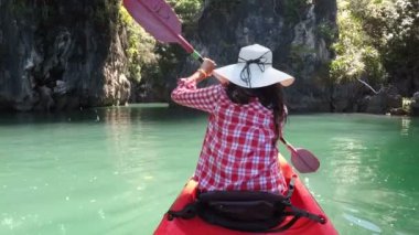 Kadının güzel lagün eylem kamera Pov kayık teknede kürek çekmeye kızın Kayak geri arka görünüm
