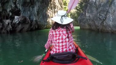 Arka kayık teknede kürek çekmeye kız güzel lagün eylem kamera görünümünde Kayak kadının geri