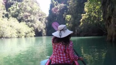 Kayak teknede güzel Lagoon eylem kamera arka arka noktasında görüş kız çocuk Kayak kadın