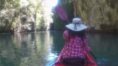 Eylem kamera Pov geri güzel gölünde Kayak kadının arka görünümü kız kürek Kayık teknede