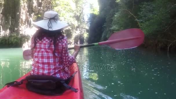 Mujer explorando hermosa laguna en kayak barco acción cámara pov de chica remando — Vídeos de Stock