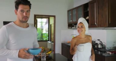 Genç grup sabah kahvaltı Sit Koç Modern stüdyo dairede kullanma dizüstü bilgisayar konuşmaya sahip insanlar