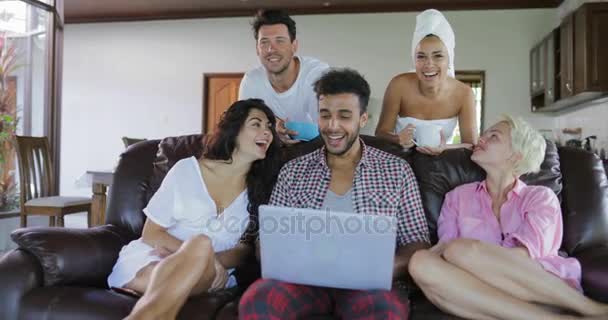 Jongeren groep ochtend Watch Tv Sit op Coach In moderne Studio appartement gebruik laptopcomputer praten — Stockvideo