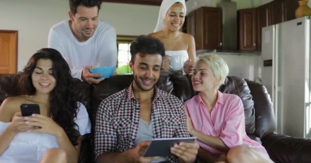 A fiatalok csoport reggel Watch Tv ül a Modern stúdió beszélgetés használ tabletta számítógép edző — Stock videók
