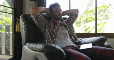 Tablet bilgisayar üzgün çizim çalışma bunalmış kötü haber koltukta, evde, Mix yarış hayal kırıklığına tutun baş oturan adam