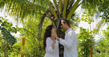 Tropikal Bahçe, mutlu erkek ve kadın açık havada konuşurken palmiye ağacı öpücük altında çift Stand