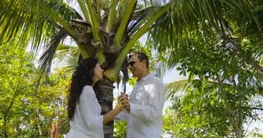 Tropikal Bahçe, mutlu erkek ve kadın açık havada konuşurken palmiye ağacı öpücük altında çift Stand