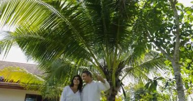 Tropikal Bahçe Villa House, mutlu yakınındaki tatilde erkek ve kadın açık havada severler kucaklayan yürüme Çift