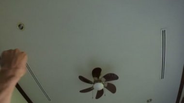 Adam bakış açılı çift yatakta uyuyan kadın kucaklayan uyanma