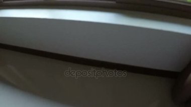 Uyandır adamı sabah Pov yatak odasından dolaşan adam pencere açma