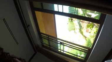 Güzel kadın yastıklar mücadele sabah Pov genç çift yatakta yatarken üzerinde oturan adam uyanma