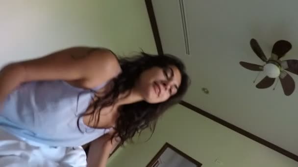 Krásná žena probuzení muž ležel v posteli v ranní Pov mladý pár v ložnici — Stock video