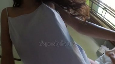 Güzel kadın sabah Pov genç çift yatak odasında yatakta yatan adam uyanma