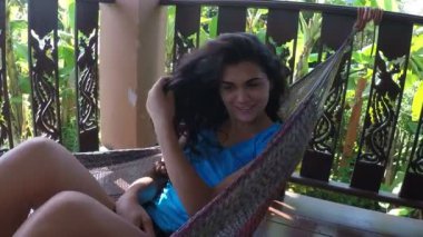 Mutlu kadın üzerinde yaz teras eylem kamera Pov genç kızın dinlenme hamak rahatlatıcı yalan