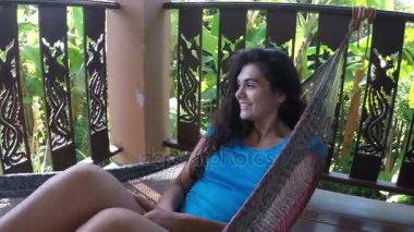 Mutlu kadın üzerinde yaz teras eylem kamera Pov genç kızın dinlenme hamak rahatlatıcı yalan