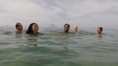 Deniz su eylem kamera Pov genç arkadaşlar insanlar Yüzme sahilde birlikte grup