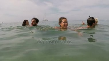 Deniz birlikte hareket kamera noktası görünümü genç turist su Mix yarış insanlar grup Yüzme