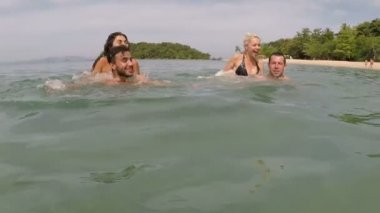 Mutlu insanlar eğlenceli Yüzme deniz eylem kamera Pov birlikte sahilde genç oyuncu arkadaş grubunun sahip