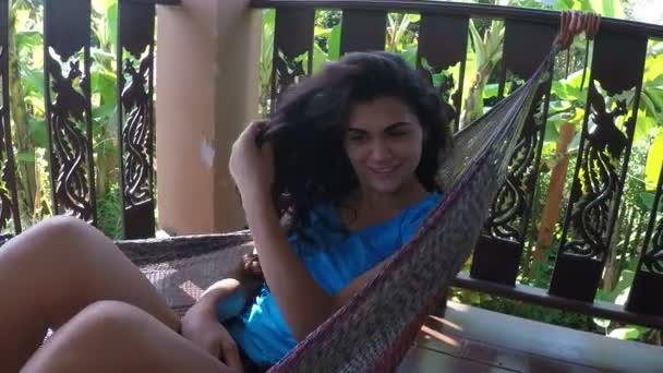 Mujer feliz acostada en hamaca relajante en verano terraza acción cámara pov de joven chica teniendo descanso — Vídeo de stock