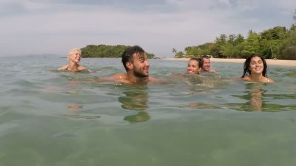 Група людей плавання в морі води Дія камери Pov молодих друзів разом на пляжі — стокове відео