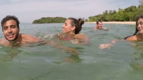 Szczęśliwi ludzie pływanie w morze działania aparatu wody Pov grupy młodych przyjaciół razem na plaży — Wideo stockowe