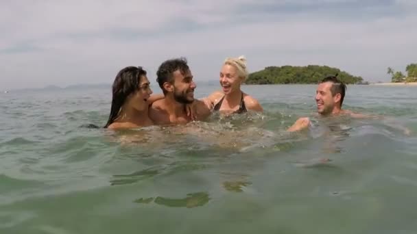 Grupo alegre de pessoas se divertindo nadando na câmera de ação do mar POV de jovens amigos brincalhões juntos na praia — Vídeo de Stock