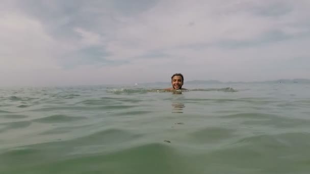 Hiszpanin człowiek basen w morze woda działania aparatu Pov z młodym facetem na pięknej plaży — Wideo stockowe