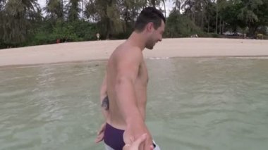 Eylem kamera Pov genç çift iletişim sahil üzerinde konuşurken elini tutarak su plajdan yürüyerek adam