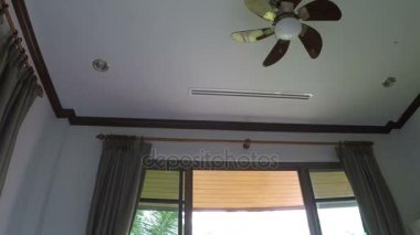 POV sabah germe uyanma adamın yatağından Up ayakta eller