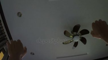 Yatakta yatan penceresinden manzaraya bakarak elleri germe sabah uyandığımda adamın POV