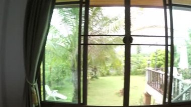 POV adamın Up Bahçe peyzaj seyir penceresini açmak için yürüyüş sabah uyanma