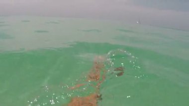 Adam Yüzme denizde hareket kamera su noktası görünümü ile