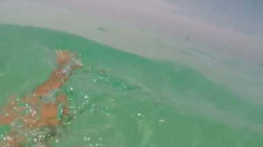 Adam Yüzme denizde hareket kamera su noktası görünümü ile