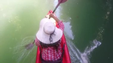 Lagün eylem kamera Pov kız çocuk, içinde kayık teknede Kayak kadın görünümünü en iyi açı