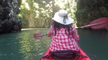 Güzel lagün eylem kamera Pov kız arka arka görünümü Kayak kayık kürek çekmeye kadın